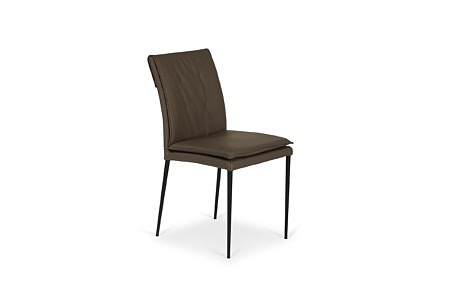 Krzesło do salonu wykonane z naturalnej brązowej skóry z wygodną poduszką na siedzisku