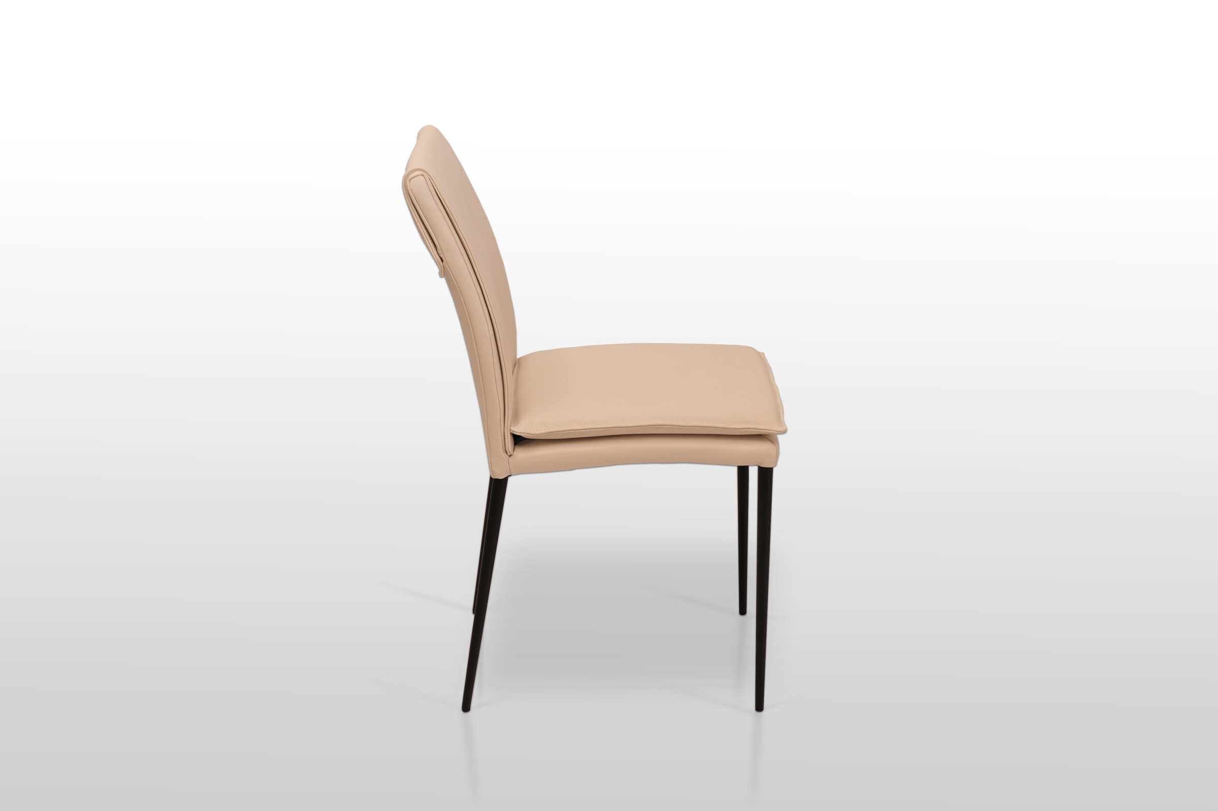 Krzesło fantasy wykoanne z włoskiej naturalnej białej skóry na metalowych nóżkach tcmeble.pl loft