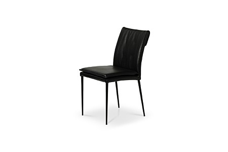 Wygodne krzesło z czarnej połyskującej skórze na czterech metalowych nogach
