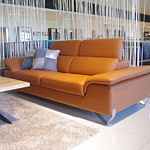 Pomarańczowa sofa do salonu