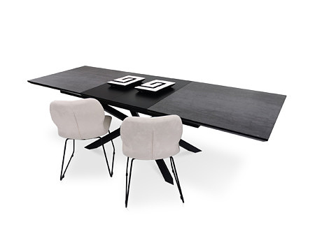 Rozłożony czarny stół z wkładkami lakierowanymi na metalowej nodze loft