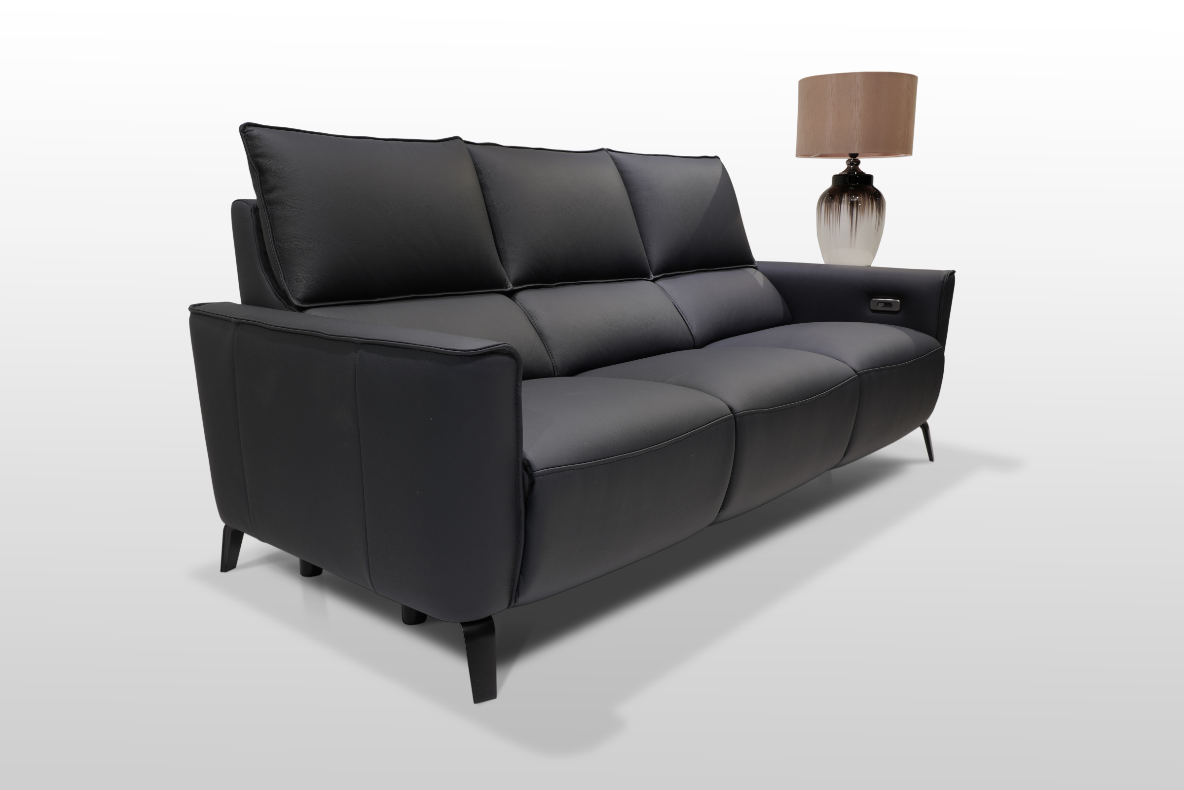 Sofa trzysiedziskowa na metalowych nogach, wykonana z czarnej matowej skóry pochodzenia włoskiego