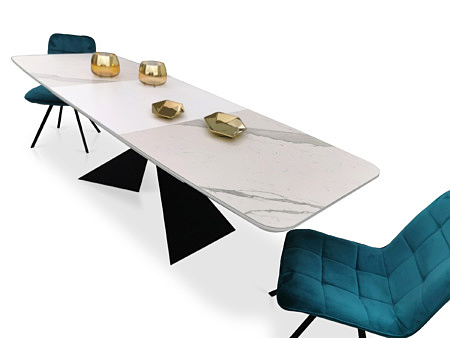 Stól z nowoczesnymi krzesłami koloru niebieskiego w materiale styl loftowy