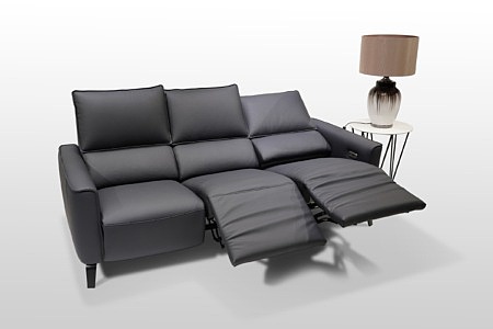 Wysoka sofa z funkcją relaks wykonana z czarnej skóry. Kanapa na wysokich nogach do nowoczesnego wnetrza
