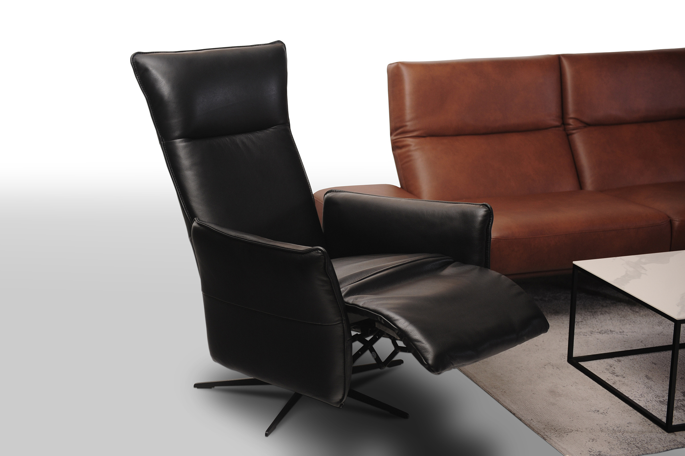 Wygodny fotel z cienkimi podłokietnikami i regulowanym oparciem. TC Meble producent mebli tapicerowanych Dobrodzień