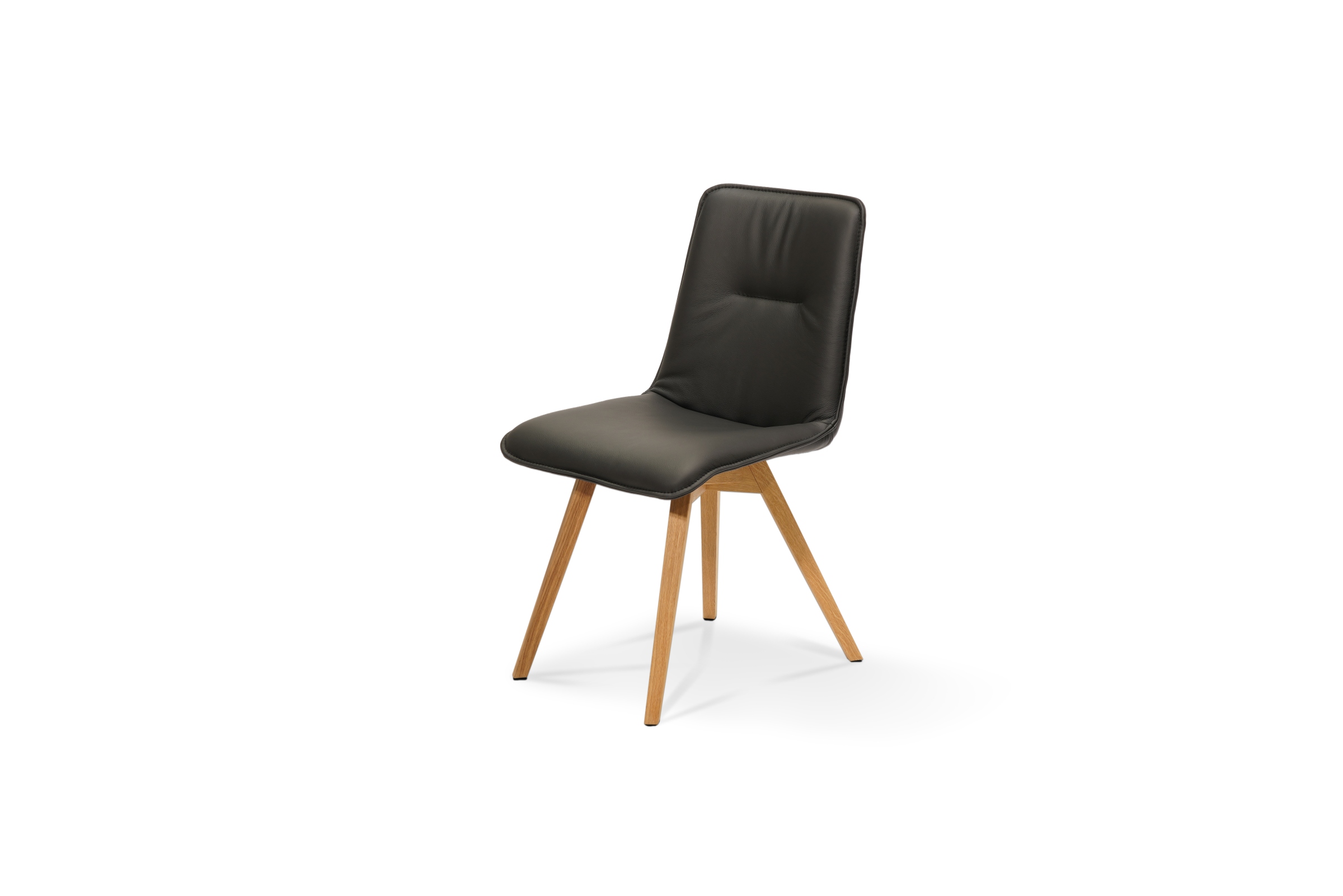Czarne krzesła ze skóry na drewnianych nogach. TC Meble