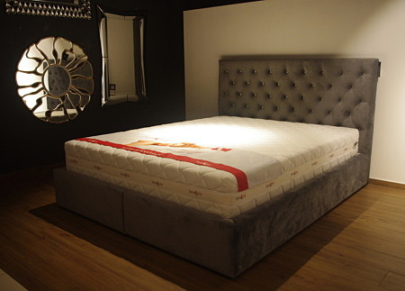 łóżko tapicerowane z kryształkami