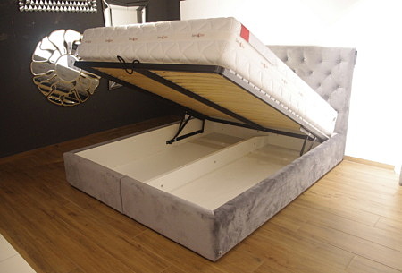łóżko ze schowkiem tapicerowanym
