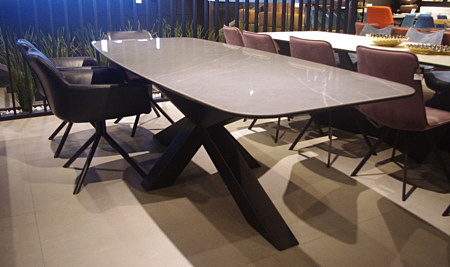 Stół bazalt z blatem spiek kwarcowy