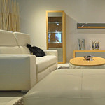 Firmatc 0003 Biała ekskluzywna sofa skórzana komplet wypoczynkowy meble z jasnego dębu przeszklone fronty