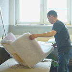 Firmatc 0024 Tapicer w trakcie pracy tapiceruje nowoczesny fotel kubełkowy