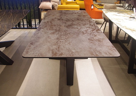 Nowoczesny stół ze spieku - imitacja skorodowanej zardzewiałej blachy - stół industrialny korozja metalu