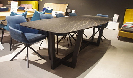Nowoczesny stół industralny na czarnych metalowych nogach oraz matowym blatem z włoskiego spieku kwarcowego!