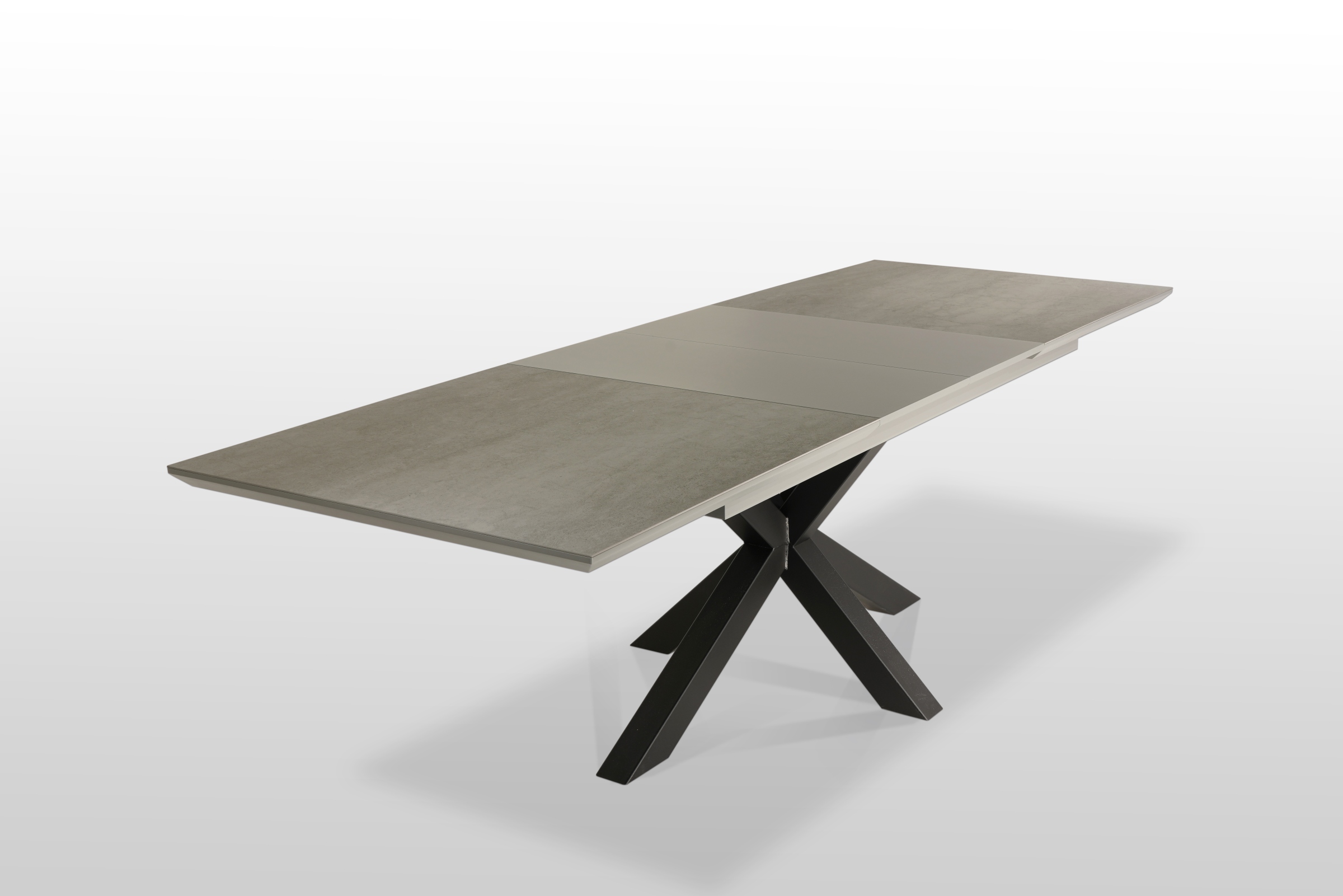Rozkładany stół do nowoczesnego wnętrza z blatem ze spieku kwarcowego z dokładkami lakierowanymi na metalowej czarnej nodze