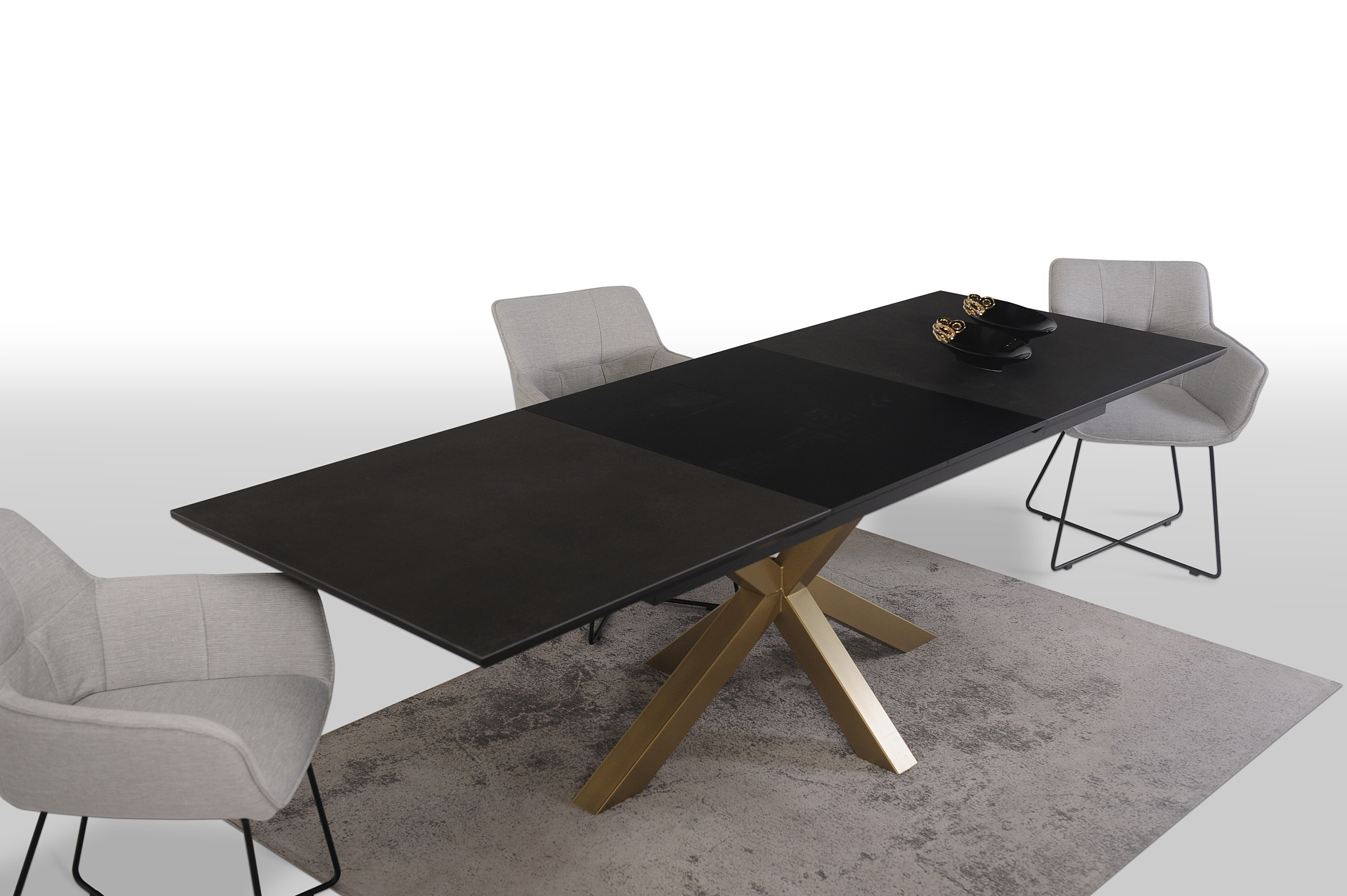 Stół z lakierowanymi czarnymi wkładkami w prostokątnym kształcie, elegancki styl