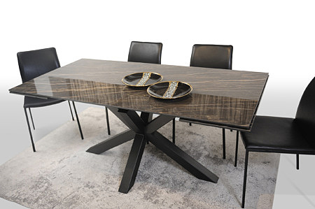 Elegancki stół do nowoczesnego wnętrza. Ciemny blat z brązowymi pręgami