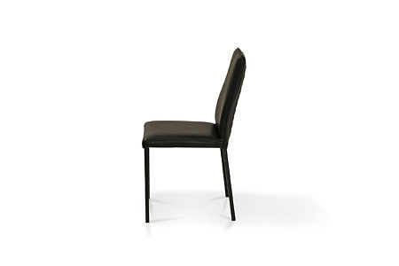 Krzesło z czarnej skóry na metalowych nogach, z wysokim oparciem