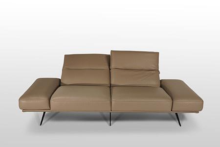 Sofa z regulowanymi oparciami na wysokich metalowych nogach , wykonana z naturalnej skóry bydlęcej
