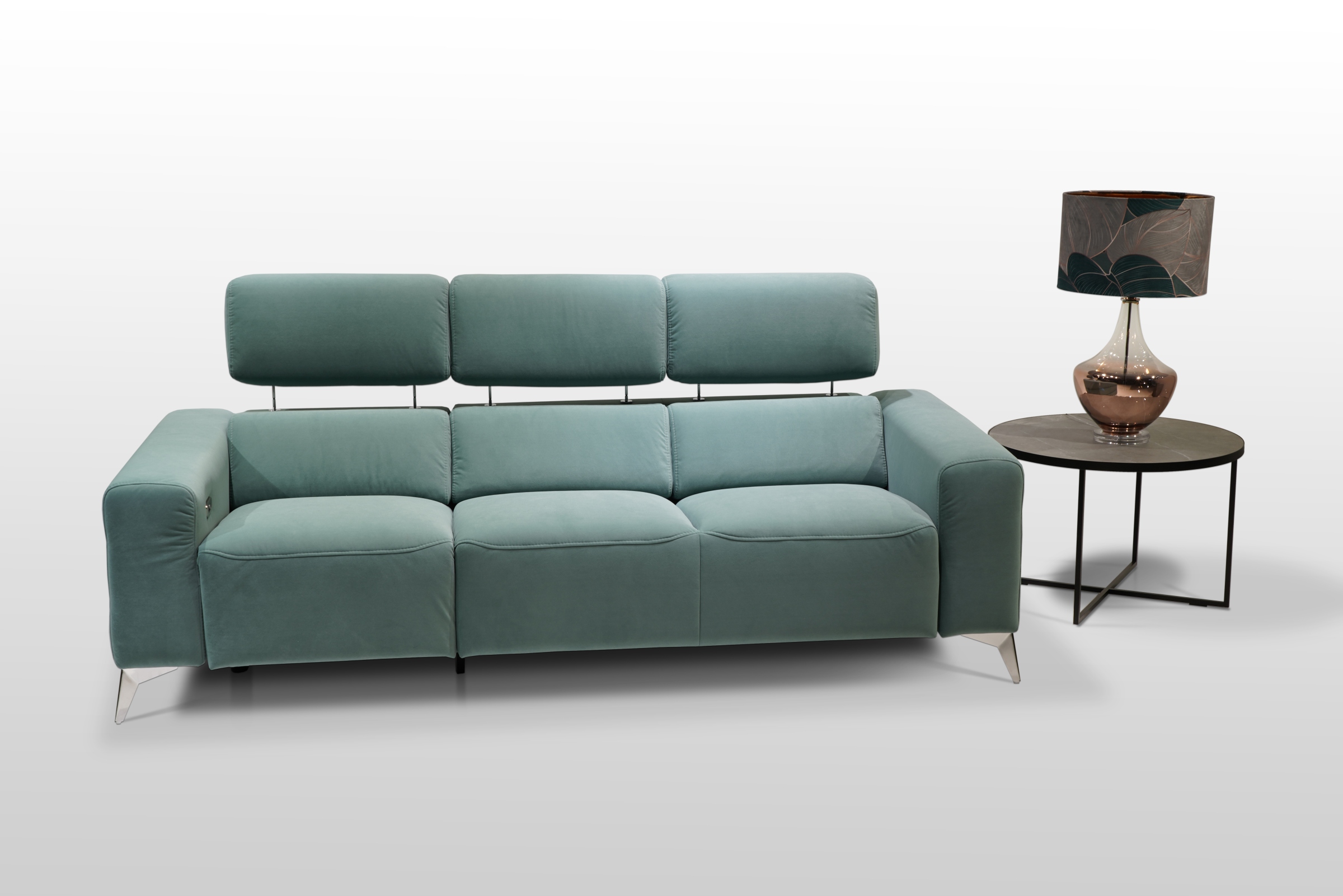 Kanapa do nowoczesego salonu dla trzech osób. Sofa z plamoodpornej niebieskiej tkaniny Aqua Clean