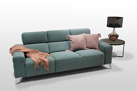 Piekna kanapa do salonu wykonana z niebieskiego materiału na metalowych nogach