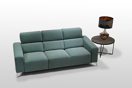Piękna welurowa sofa do pokoju dziennego jest bardzo wygodna i posiada mozliwość rozłożenia siedziska