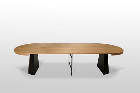 Stół na czarnej nodze z podpórką, z blatem w kolorze naturalnego dębu i możliwością rozłożenia