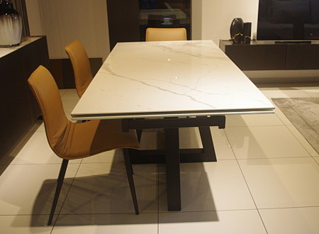 Stół z metalową nogą