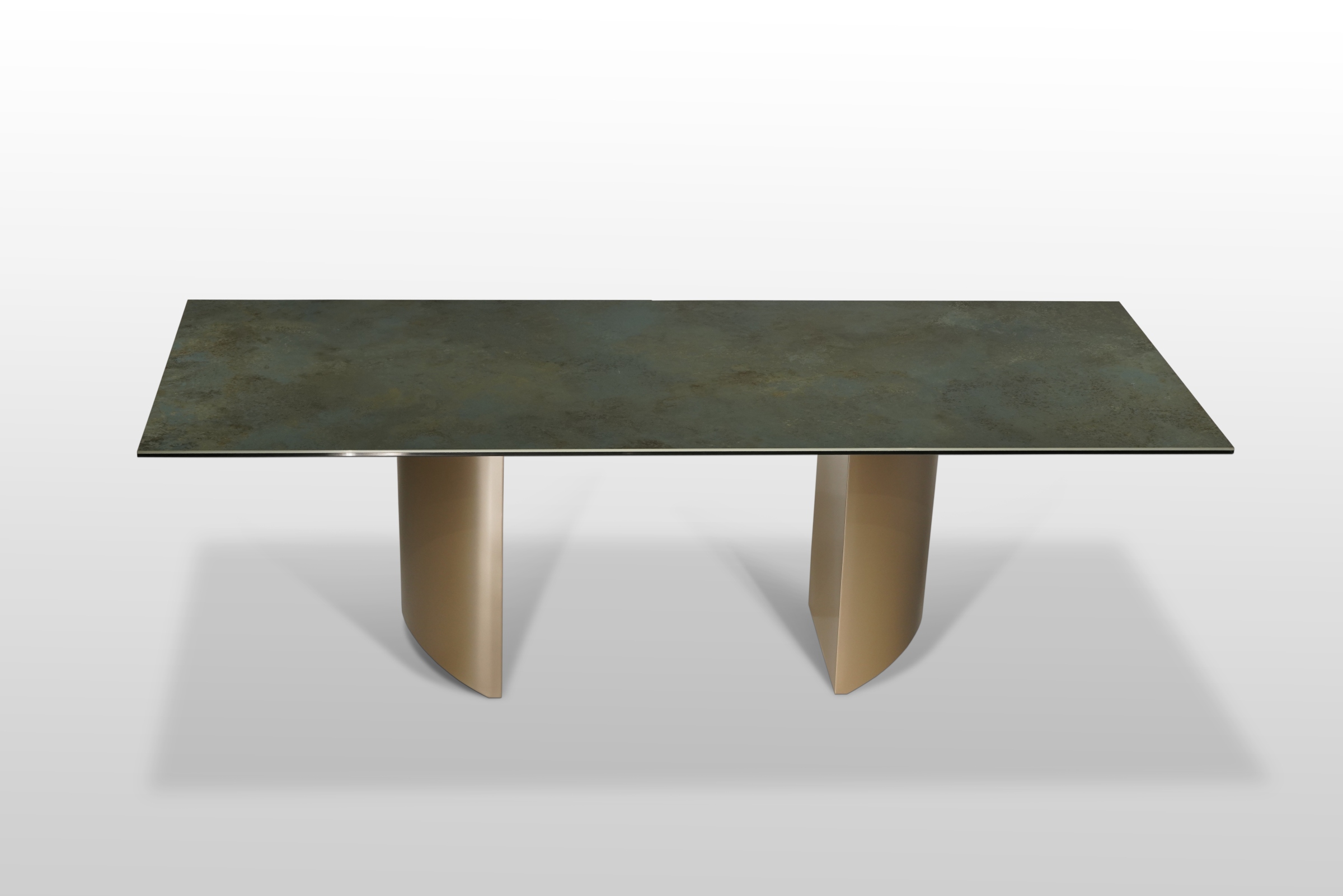 Stół nierozkładany na brązowych kolumnach z blatem w odcienu zieleni z imitacja rdzy