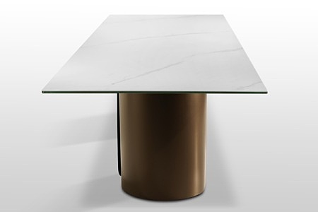 Brązowy stół na kolumnach, blat ze spieku w białym kolorze z ciemniejszymi żyłami — kopia