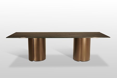Stół na brązowych kolumnach z blatem ze spieku kwarcowego. Duży nierozkładany stół